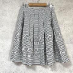 プレイスポーズ　刺繍　フレア　スカート　膝丈　ボーダー　白黒　花　タック　リボン