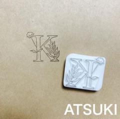 消しゴムはんこ。イニシャルフラワーKのサムネイル