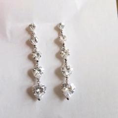 揺れるハートピアス