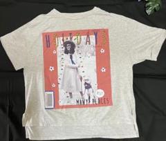 HOLIDAYS グレー Tシャツ 女性と犬のイラスト付き