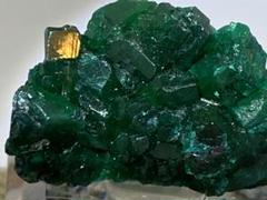 ダイオプテーズ鉱物標本 コンゴ共和国 マインドゥリ地区