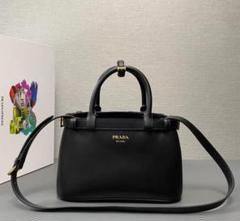 超人気PRADAブラックレザーショルダーバッグのサムネイル