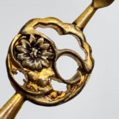 040513 アンティーク　金色　小さめ　透彫　菊の花　平打ち　かんざしのサムネイル