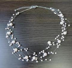 少しピンクがかったパール風ネックレス 多層構造