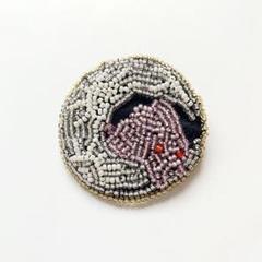 お月様とウサギのビーズ刺繍ブローチ