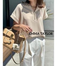 EMMA TAYLOR イージーケアパール釦キーネックブラウス　ベージュ