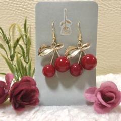 枝付きさくらんぼ　チェリー　レッド　フルーツ　花　ハンドメイド　ピアスイヤリング