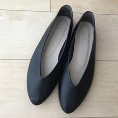 に*っ様 黒 合成皮革 フラットパンプス Vカットデザイン 黒いフラットシューズ Vカット 合成皮革 - メルカリ