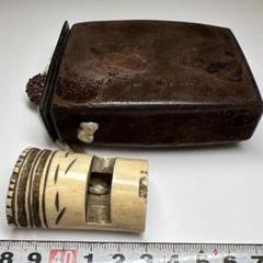時代物 喫煙具 皮製煙草入 男 魚 人形 東洋彫刻 飾物 提げ物 腰提 天然素材 時代物 喫煙具 皮製煙草入 男 魚 人形 東洋彫刻 飾物 提げ物 腰