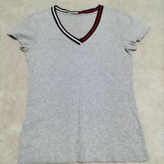 トミーヒルフィガー♡グレー Vネック Tシャツ