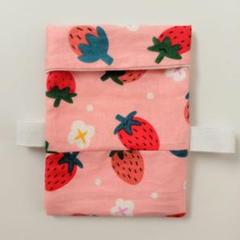 ハンドメイド　いちご柄　ゴムバンド付　保冷剤ケース　女の子用　ピンク