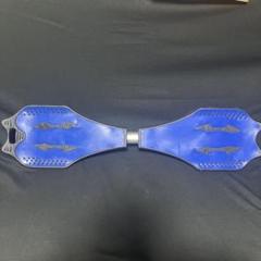 青い波型キックボード