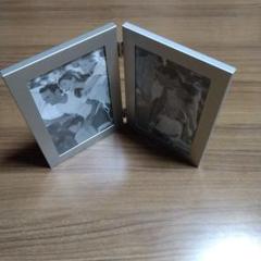 アルミ製　二つ折り　フォトフレーム 約10×15cm