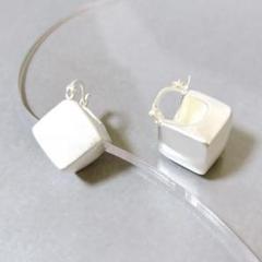 J81* マットメタル キューブフープピアス　シルバー