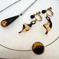 美品✨本鼈甲 黒甲 丸玉 ネックレス べっ甲 美品 黒鼈甲 超希少 YOSHIE INABA 鼈甲ネックレス 黒甲 13mm玉｜大澤鼈甲
