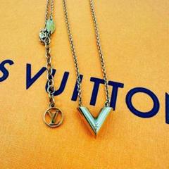 美品LOUIS VUITTON エセンシャルV Vチャーム ゴールド ネックレス ルイヴィトン LOUIS VUITTON ネックレス・エセンシャルV