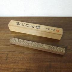 b161 神代杉文鎮 金彩木の葉 長谷川英二 木箱 書道　習字　古物 長谷川英二】神代杉文鎮 共箱 共布 書道具 - メルカリ