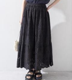 アースミュージック＆エコロジー　刺繍スカート 黒のサムネイル