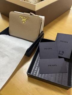 「PRADAプラダ 」二つ折り財布 ベージュ レザー 極美品】PRADA 二つ折り財布 ベージュ レザー - メルカリ
