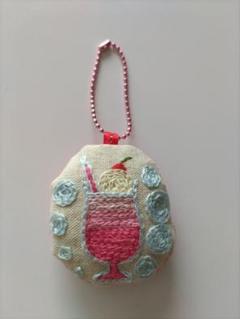 さくらんぼパフェさん専用 コレクタブル品 赤い刺繍装飾の棚飾り トリム 刺繍チャーム さくらんぼパフェ (大きなさくらんぼ） - メルカリ