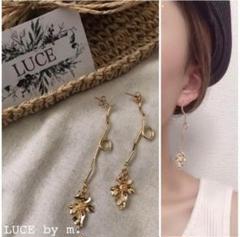 113 再再販 華奢 ゴールド 結び ニュアンス メタル フラワー ピアス