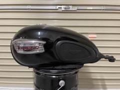 【日本製】 トライアンフ キャブ車用 黒 タンク スラクストン900 ボンネビル パーツ