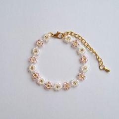 お花のビーズブレスレット ピンク×ホワイト×ゴールド - メルカリ
