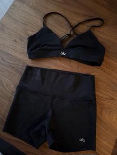 【新品】alo yoga アローヨガ ブラトップ パッド付き 黒 XS alo yoga アローヨガ ムーブメントブラトップ パッド付き XS