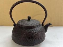 【 新入荷！新品、未使用品、真作保証】南部名工金秀 及春鋳造 算盤形 総桜文捻鉉 南部鉄器 鉄瓶 南部名工金秀 桜文様 鉄急須 - メルカリ