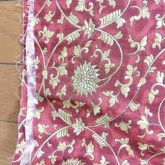 古布　あずき色と金色の花柄の綿生地