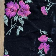 イタリア製　生地　はぎれ　ハギレ　特殊　刺繍　ベルベット　花柄　黒　ピンク