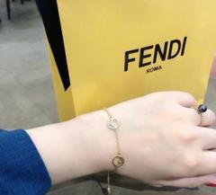 値下げ★FENDI ロゴプレート ゴールドトーンブレスレット Fendi ゴールド ロゴモチーフ ブレスレット - メルカリ
