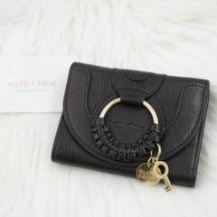 新品未使用　SEE BY CHLOE HANA SQUARE ３つ折り財布　黒 2025年最新】SEE BY CHLOE カラー：ブラック系 三つ折り財布の