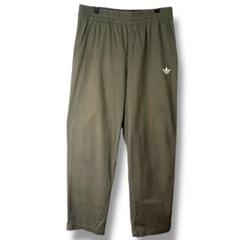 adidas BLOKEPOP ルーズチノパンツ アディダスオリジナルス カーキ