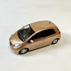 トヨタ ヴィッツ 中期型 ルミナスイエロー カラーサンプルミニカー 1/30 トヨタ ヴィッツ VITZ 見下ろす 中期 カラーサンプル
