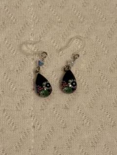 黒い花柄のティアドロップピアス