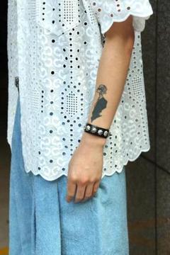 トーガ コンチョ レザー バングル ブレスレット FREE BLACK TOGA VIRILIS(トーガ ビリリース)のConcho leather bangleの通販