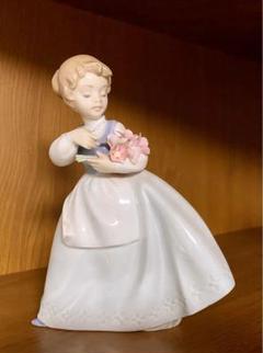 リヤドロ　アンティーク　美品　花を抱く少女の陶器製置物