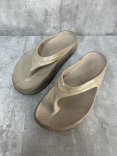 OOFOS ウーフォス　Oolala サンダル　ベージュ　W7 EU38