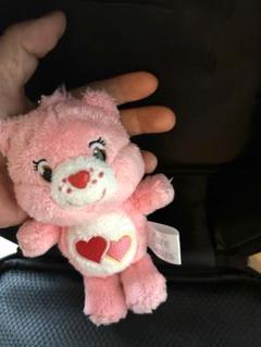 ピンクのハート模様のぬいぐるみ