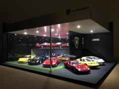 ミニカー専用ジオラマ：1/43 ショールームⅥ（光沢カーボン）屋外展示スペース！ ミニカー専用ジオラマ：1/43 ショールームⅥ（光沢カーボン