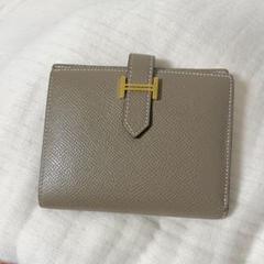オンラインショップ GW限定お値下げ新品ベアンコンパクトエトゥープシルバー金具 小物