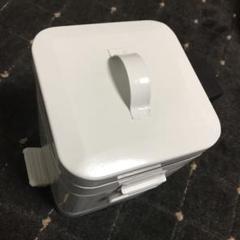 白と黒のtrash can