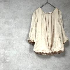 セデュイール　ブラウス　七分袖　サテン風　ネックギャザー　パフスリーブ　茶色系