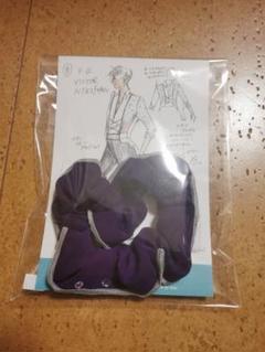 Chacottユーリ!!! on ICE 缶バッチ&衣裳生地巾着セットとシュシュ MAPPA展 ユーリ‼︎! on ice 衣装生地巾着&缶バッジミラーセット