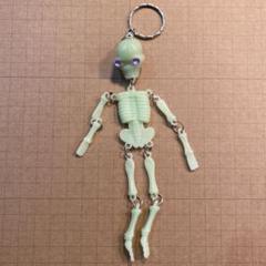 骸骨 ガイコツ キーホルダー ストラップ 蓄光 夜光 光る 揺れる