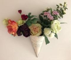 紫、白、黄緑色、黄色のバラ、紫色、黄緑のラナンキュラス、ポピー等をブリキの花器に