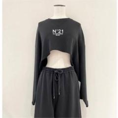 N°21 ブラック クロップドスウェット N°21 ブラック クロップドスウェット 新品タグ付き - メルカリ
