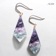フローライト カービングピアス No.612フローライト×マザーオブパールのカービングピアス
