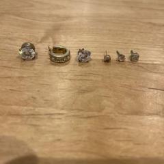ROCA WEAR 両耳セット　クリスタルピアス 刻印あり ROCA WEAR 両耳セット クリスタルピアス 刻印あり - メルカリ
